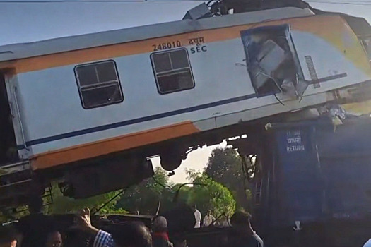 Число жертв аварии поезда с грузовиком выросло до 11 человек