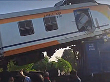 Число жертв аварии поезда с грузовиком выросло до 11 человек