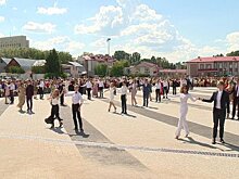 В Пензе выпускники кружились в вальсе на балу медалистов