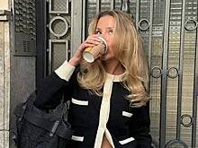 Женщина выпила стакан грудного молока подруги и сняла себя на видео