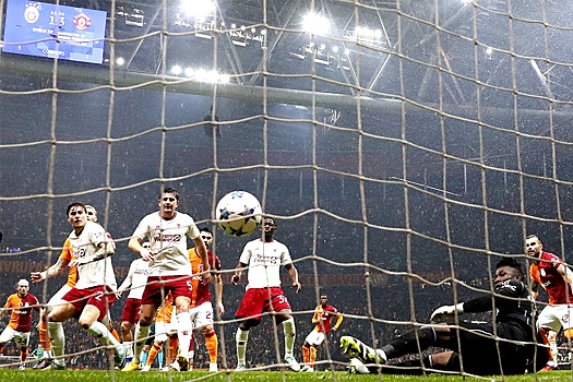 "Галатасарай" отыгрался, уступая "Манчестер Юнайтед" со счетом 1:3 в Лиге чемпионов