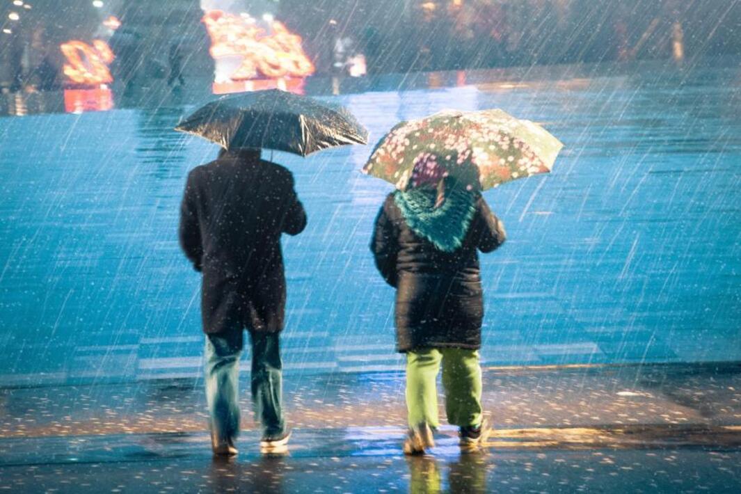 сильный ветер и дождь. вдруг начался сильный дождь. дождь в россии. очень сильный дождь. дождливый день.