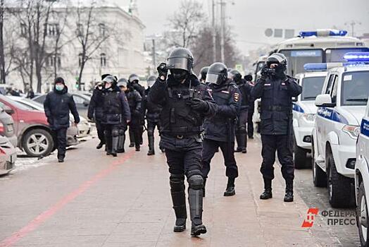 В офисах продаж МТС закроют двери перед митингующими в Петербурге