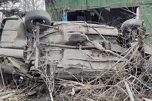 Автомобиль с пьяной компанией протаранил частный дом в Красноярске