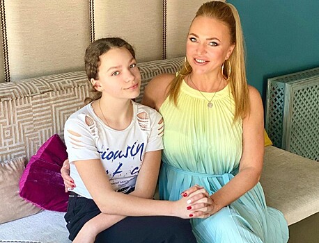 13-летняя дочь Аллы Довлатовой осваивает профессию визажиста