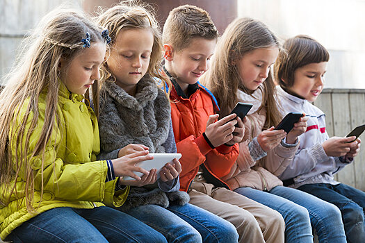 Путин подписал закон, разрешающий искать пропавших детей по их смартфону