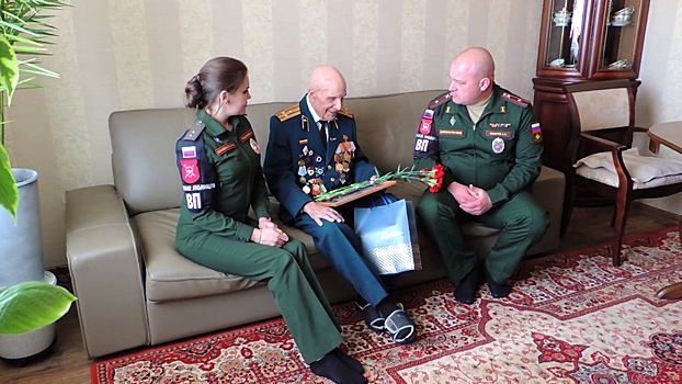В Новосибирске поздравили с Днем Победы 99-летнего ветерана