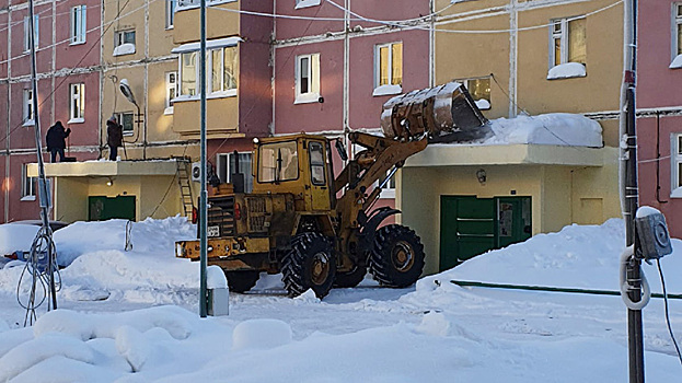 В Ноябрьске водитель погрузчика придумал свой способ уборки снега с козырьков. ВИДЕО