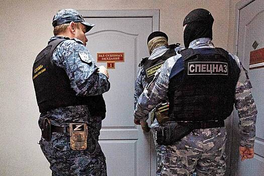 Россиянка набросилась на мужа с топором после угроз сделать из нее шашлык