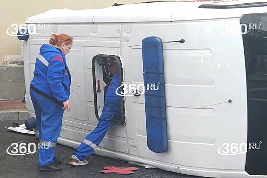 В Москве скорая столкнулась с военным автобусом