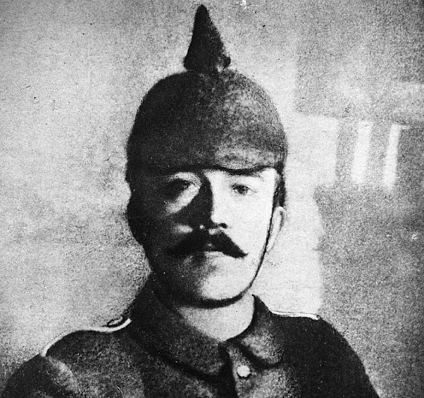 В 1914 году британский солдат Генри Танди, который был отмечен самым большим количеством медалей во время Первой мировой войны среди рядовых, прошел мимо безоружного и раненого Адольфа Гитлера, лежащего в канаве, но решил его не добивать.