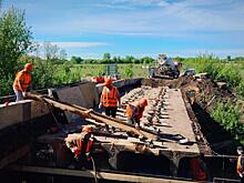 В Черемисиновском районе продолжается ремонт моста через реку Косоржа