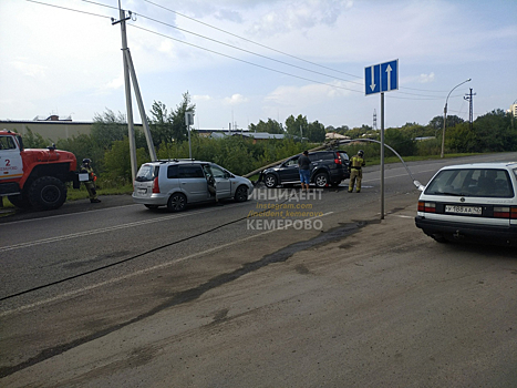 Автомобиль снес фонарный столб в Кемерове