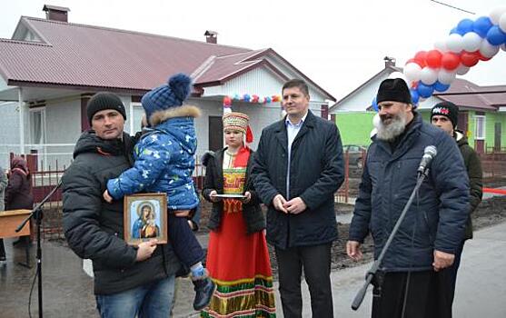 Работники сельского хозяйства получили новые дома в Курской области