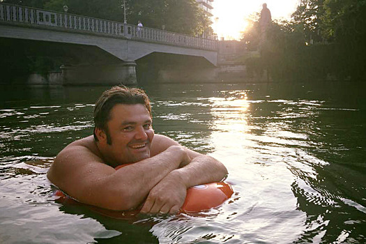 Мужчина каждый день добирается на работу вплавь