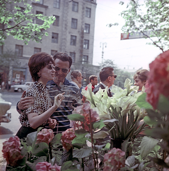 Возле витрины магазина "Цветы" на улице Горького, 1964 год