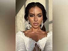 Нюша опубликовала фото в обнажающем грудь топе
