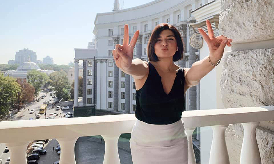   Пресс-секретарем нового премьера Украины стала 23-летняя журналистка. Как сообщает kp.ua, Диана Давитян рассказала о новой работе в Фейсбук. 