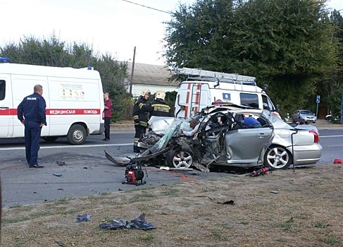 Смертельное ДТП под Волгоградом: один погиб, пятеро пострадали
