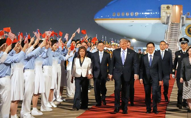 Американский десант в Пекине: Трамп привез на встречу с Си внушительную «группу поддержки», включая Илона Маска