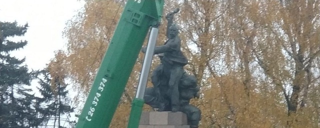 В Латвии демонтируют еще один советский памятник защитникам города от нацистов