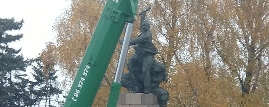 В Латвии демонтируют еще один советский памятник защитникам города от нацистов