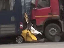 В Москве такси раздавило между автобусом и грузовиком