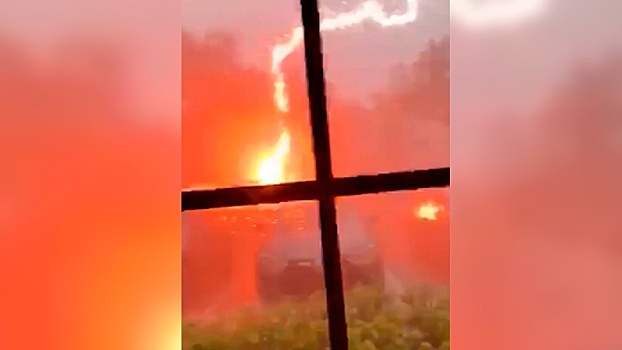 Что происходит с машиной, когда в нее в упор бьет молния: видео