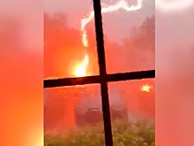 Что происходит с машиной, когда в нее в упор бьет молния: видео