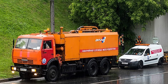 В Керамическом проезде устранили скопление воды