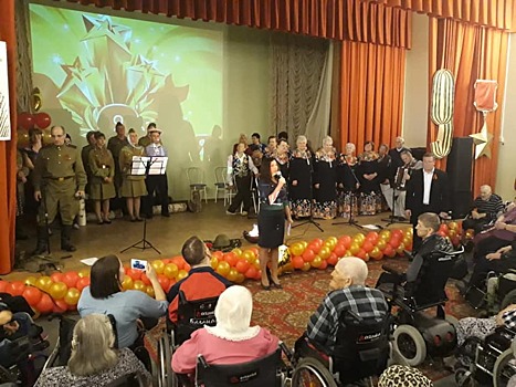 Ветераны вместе с артистами пели военные песни
