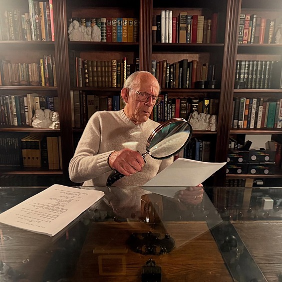 Кадр из соцсетей Кристофера Ллойда