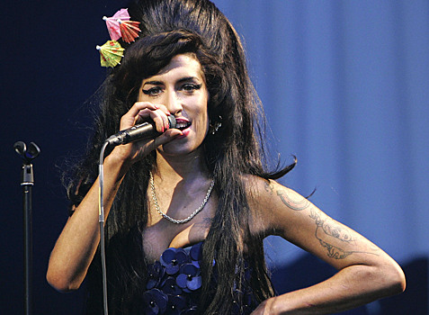 Одежда Эми Уайнхаус будет продана с аукциона семьей покойной певицы