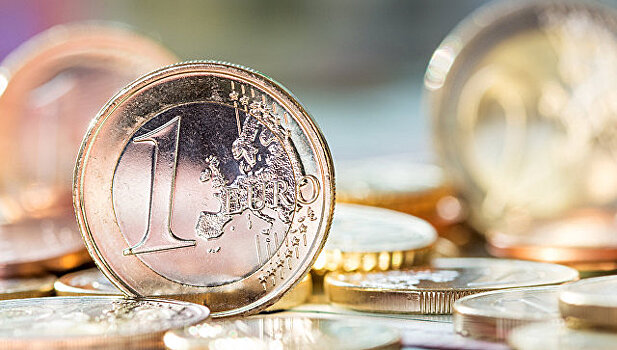Официальный курс евро снизился почти на рубль