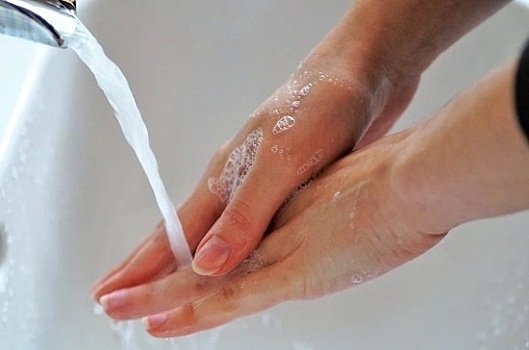 Врач рассказала о вреде частого мытья и дезинфекции рук