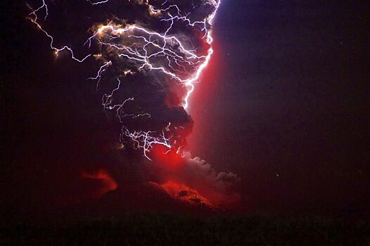 Как вулканы создают невероятные молнии