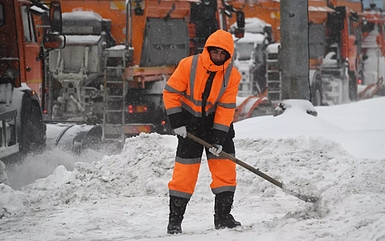 Москвичи массово опоздали на работу из-за "черной" метели