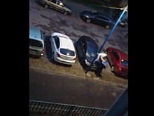 Двое москвичей превратили в батут машину припарковавшегося на их месте соседа