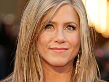 Многолетний конфликт с матерью, предательство Питта и не только: все о необычной судьбе Дженнифер Энистон