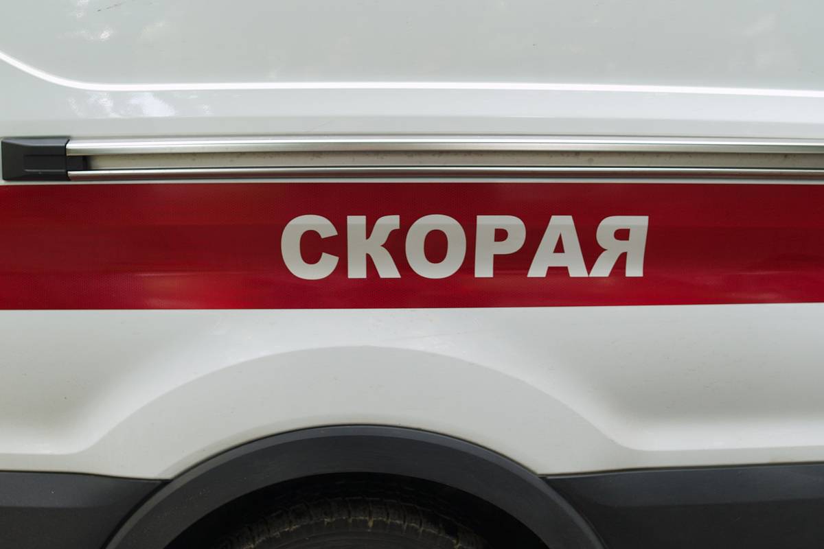 Мужчину с перилами в голове нашли в подъезде дома в центре Петербурга