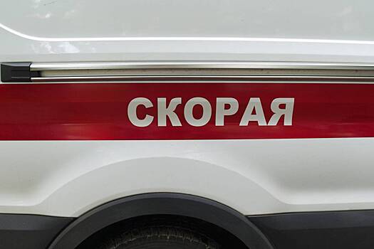 В российском городе крыша гаража обрушилась на машины скорой помощи