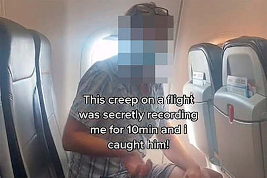Женщина уличила тайно снявшего ее на камеру попутчика в самолете и отомстила ему