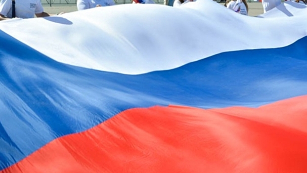 Скульптуру дерева в память о ветеранах ВОВ установили в Барнауле в День флага