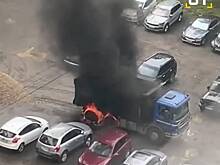 Полыхающий во дворе многоэтажки в Москве грузовик сняли на видео