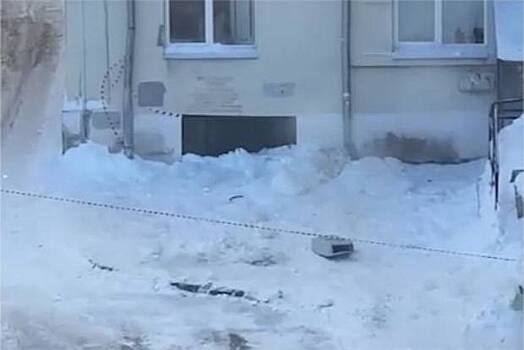 Глыбу льда с крыши дома россиян сбили вместе с кондиционером