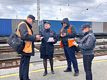 Транспортные полицейские проводят в Свердловской области профилактические беседы в рамках акции «Защита от мошенников»