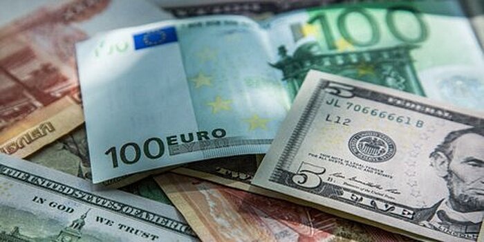 Эксперты рассказали, сколько будут стоить доллар и евро к сезону отпусков