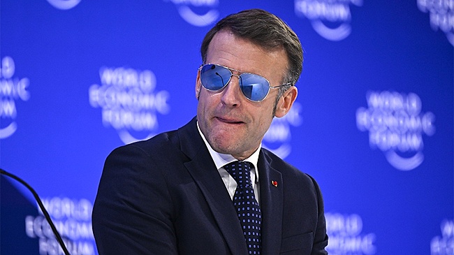 Председатель Мюнхенской конференции спародировал Макрона в солнцезащитных очках