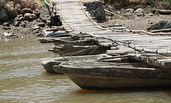 Вьетнамскую деревню с внешним миром соединяет «мост смерти»