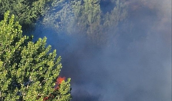 В Ворошиловском районе Волгограда тушат пожар на Пугачевской